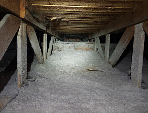 Zateplení stropu rodinného domu pomocí foukané izolace